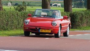 vrouw rijdt verzekerd rond in een oldtimer