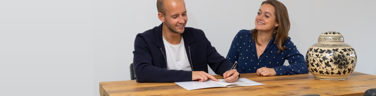 stel tekent koopcontract