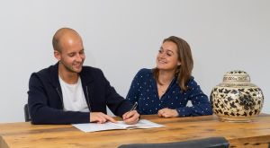 gezin tekent koopcontract