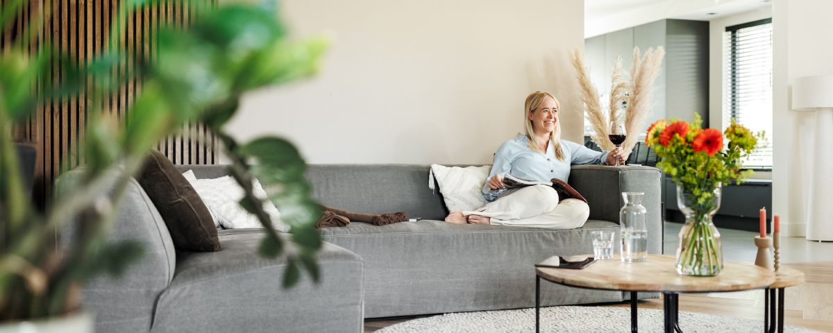 vrouw lees magazine op de bank in huis