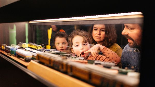 kinderen wijzen naar modeltrein in spoorwegmuseum
