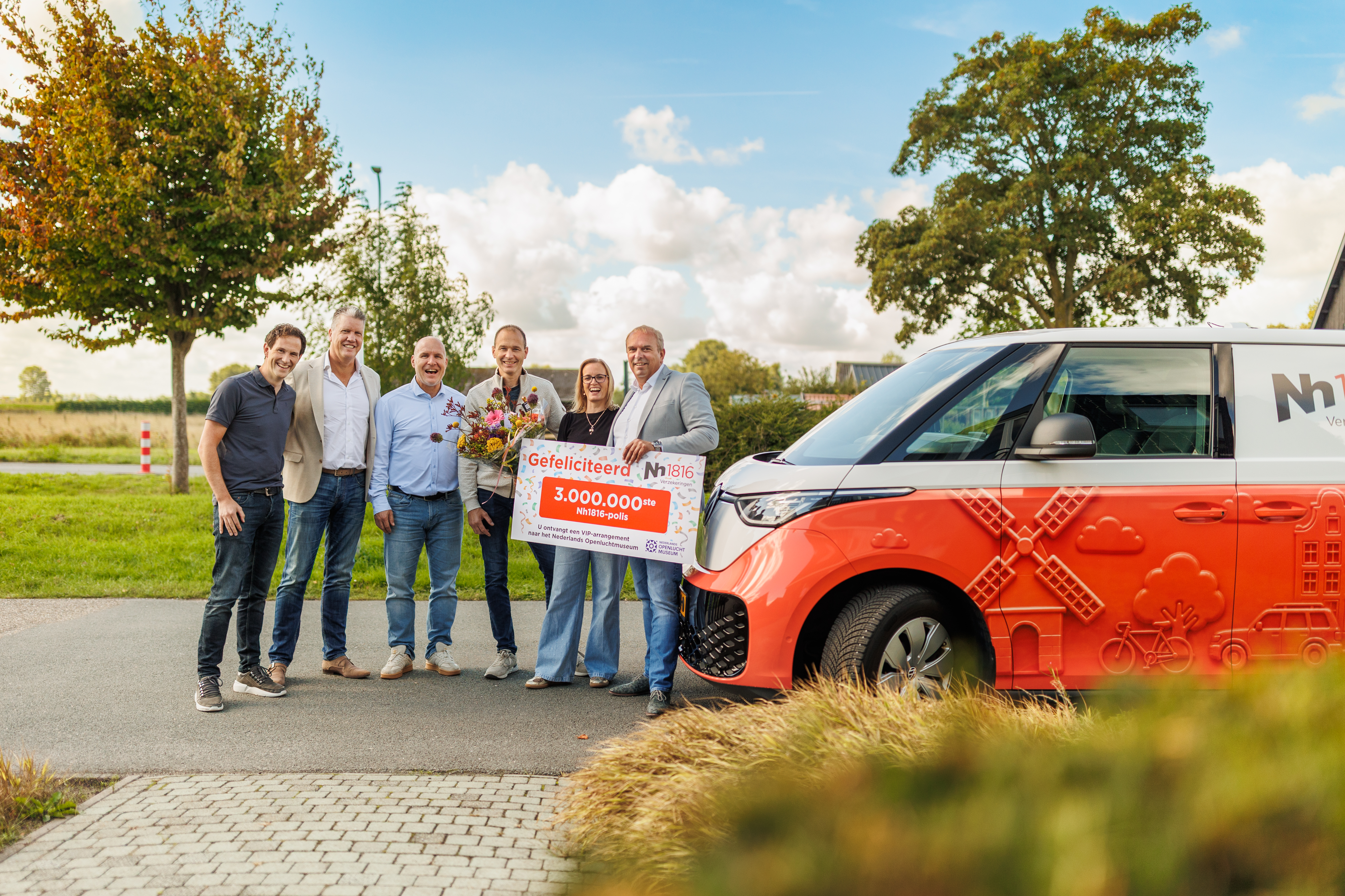 Foto Patrick Ouwerkerk - Cheque overhandiging verzekerde met 3 miljoenste polis