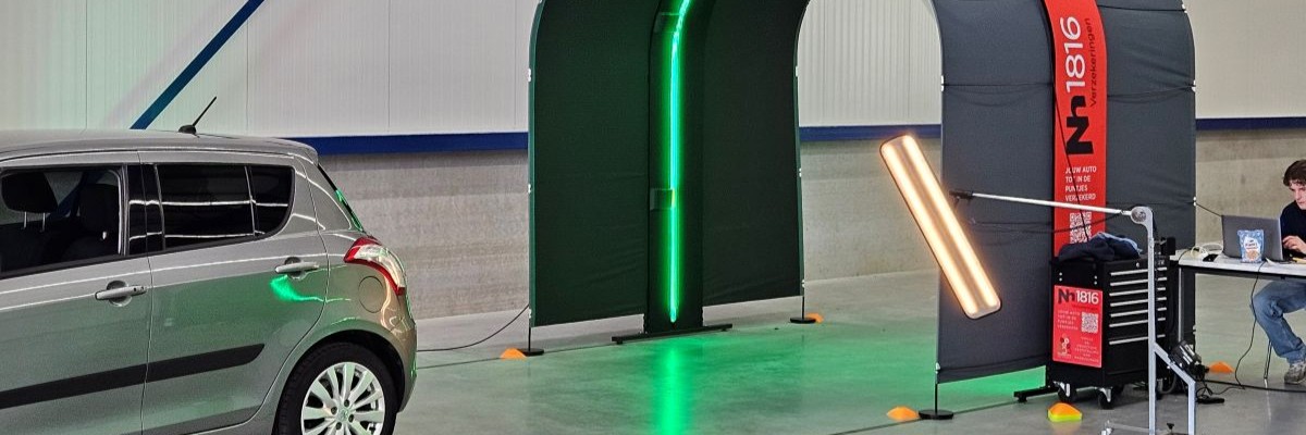 Auto rijdt door hagelschadescanner van Nh1816
