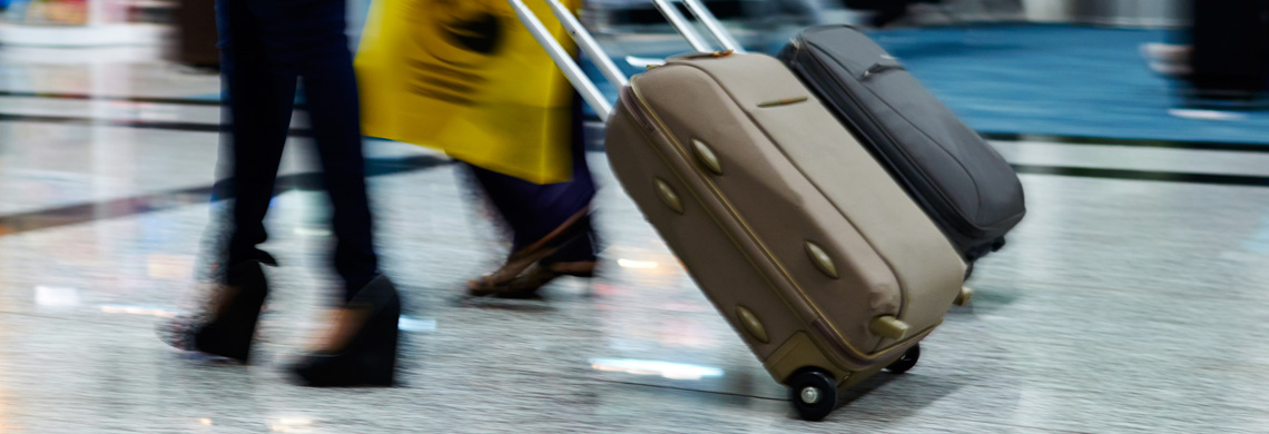 personen met koffer op luchthaven