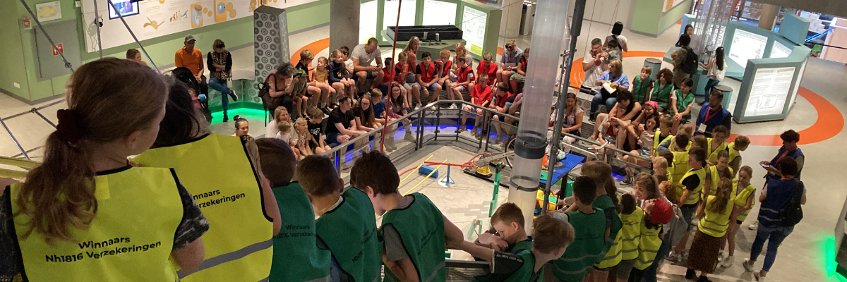 Grote groep kinderen bij NEMO Science Museum