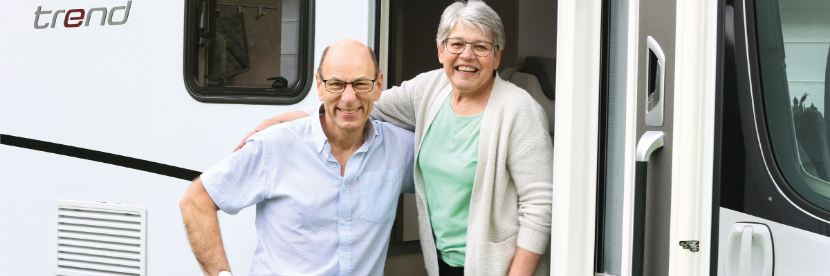 stel staat in de opening van hun elektrische camper