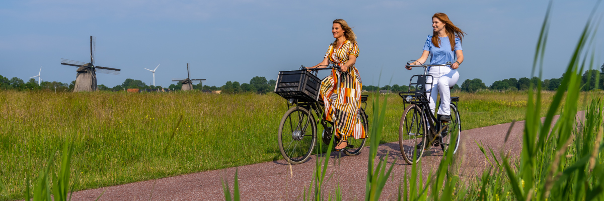 twee dames op een elektrische fiets met verzekering