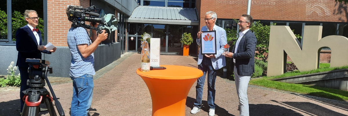 cas verhage en janwillem nemen gouden lotus award in ontvangt bij nh1816