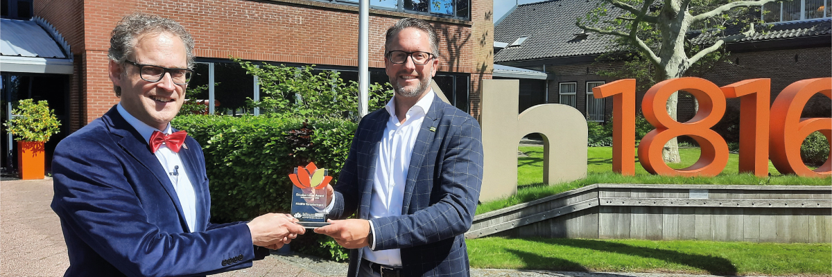 Janwillem Swart neemt Gouden Lotus Award in ontvangst