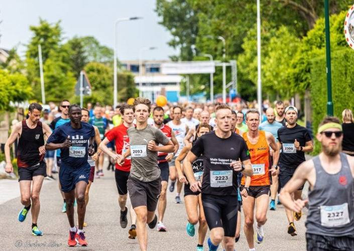 hardlopers tijdens de Ijsselsteinloop 2023