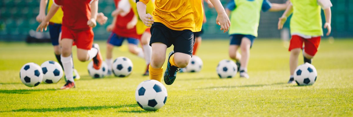 Onderweg met kinderen naar sportvelden 