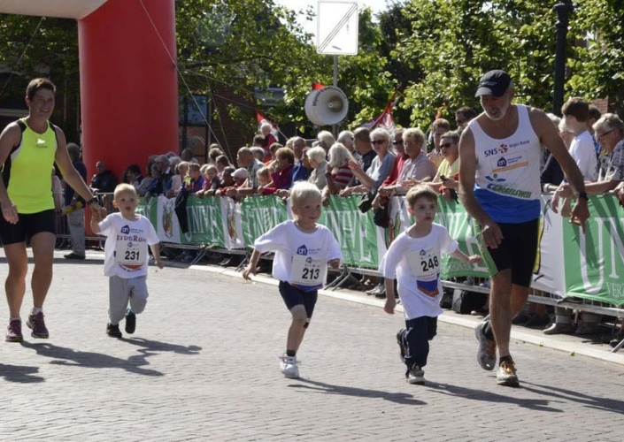 mensen aan de start van stadsloop appingedam