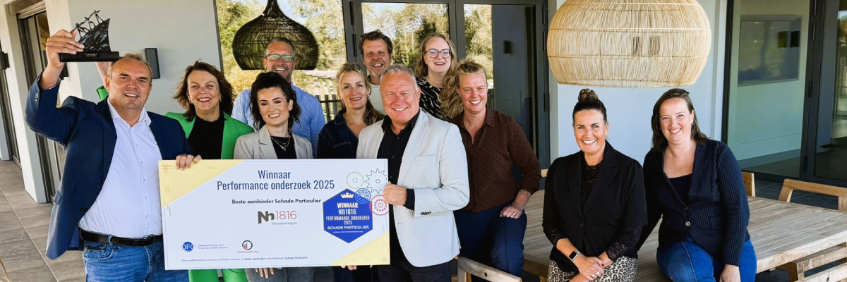 groep nh1816 collega's op de foto met winnaarscheque beste schadeverzekeraar 2025