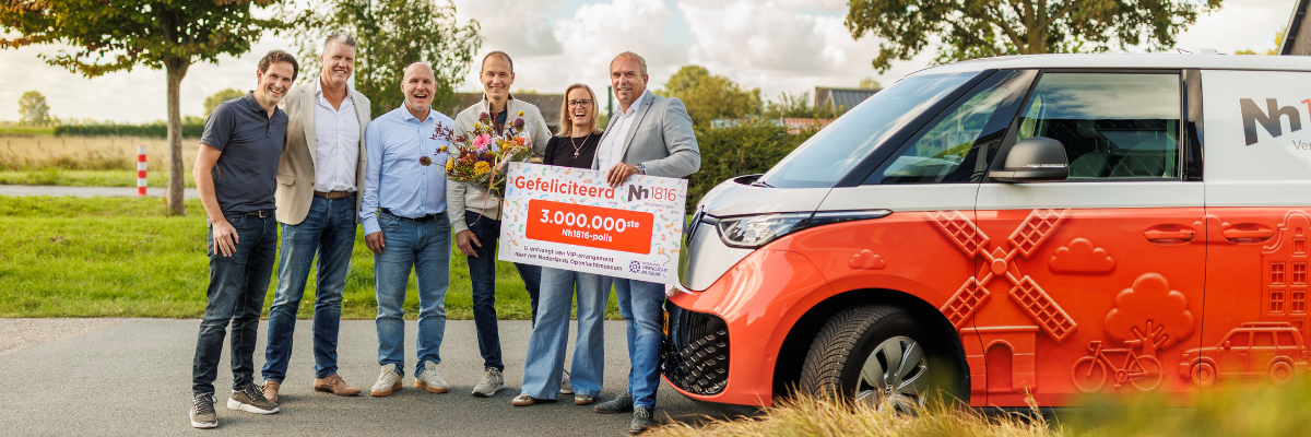 Foto Patrick Ouwerkerk - Cheque overhandiging verzekerde met 3 miljoenste polis