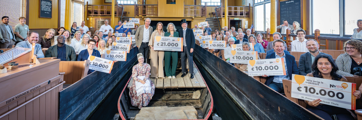 cheque-uitreiking 210-jaar Nh1816 donatieplan in BroekerVeiling