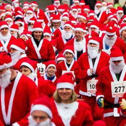 Kerstmannen tijdens de Santa Run in Heerhugowaard
