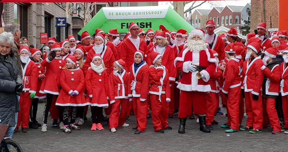 Santa Run Woerden met rennende mensen