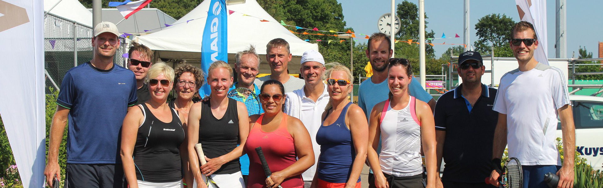 afbeelding van een groep mensen tijdens de Victory Open in 2018