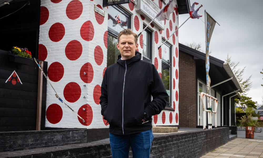 Ike Bleeker voor Bolletjescafé de Klok in Warmenhuizen