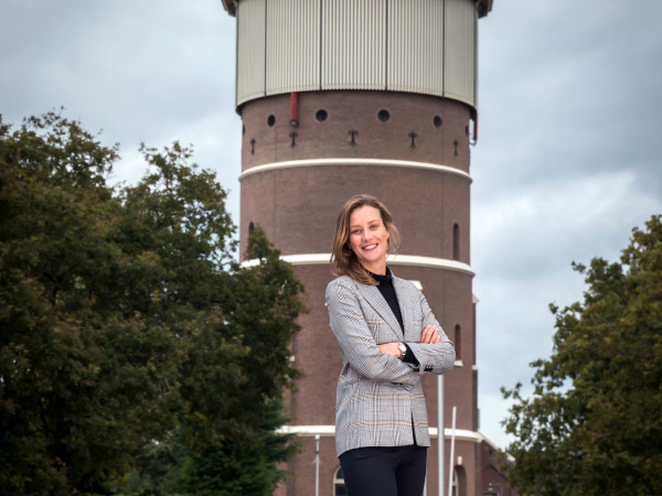 Hennie de Vries voor watertoren