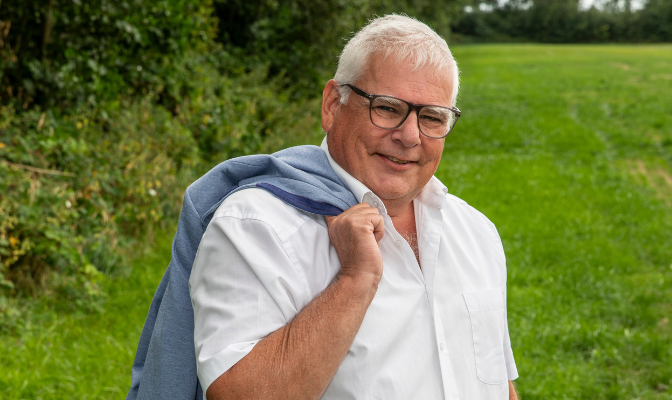 Edwin van Wezel bij het beeld van de Tullepetaon op d’Ouwe Mart in Roosendaal (Noord-Brabant)