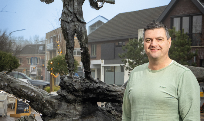 Ronald van Vugt bij beeld de Bunckman op het centrale plein in Voorthuizen (Gelderland)