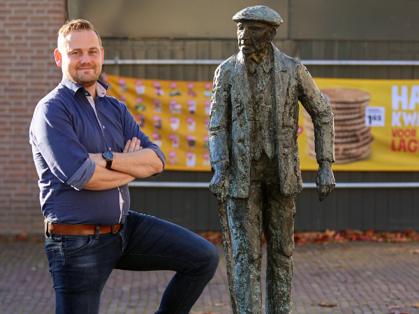 Erik van der Palen naast standbeeld